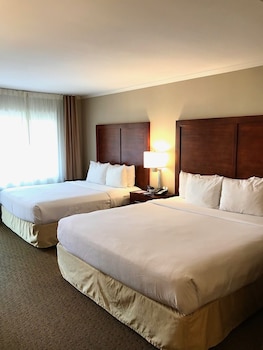 Standard Room, 1 King Bed and 1 Queen Bed, Non Smoking