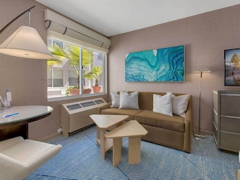 Suite, 1 King Bed, Corner (H1)