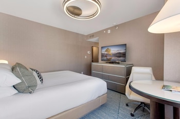 Deluxe Room, 1 King Bed (C1)