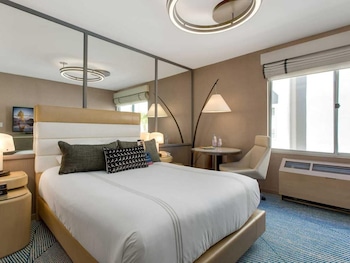 Deluxe Room, 1 Queen Bed (A1)
