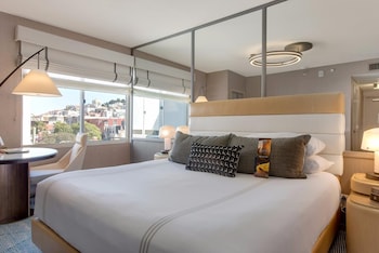 Deluxe Room, 1 King Bed (C1)