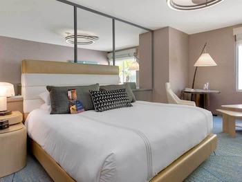 Deluxe Room, 1 King Bed, Mobility Accessible (D1)