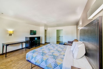Deluxe Suite, 1 King Bed, Accessible, Non Smoking