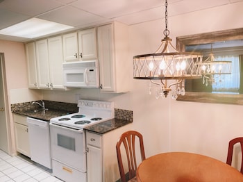 Room (Extended Stay-Queen and Murphy Bed)
