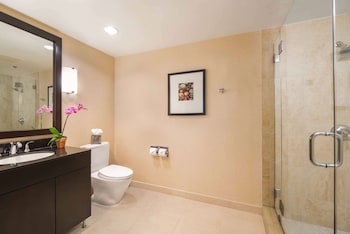 Suite, 1 King Bed, Accessible (Roll-In Shower)