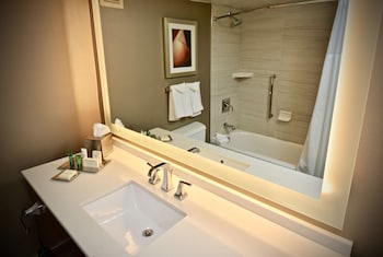 Executive Room, 1 Queen Bed, Accessible, Bathtub
