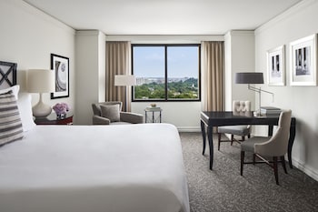 Deluxe Room, 1 King Bed (Mobility Accessible, Tub)