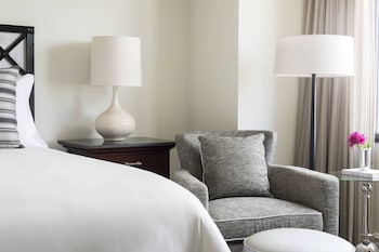 Deluxe Room, 1 King Bed (Mobility Accessible, Tub)