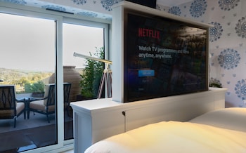 Mews Hot Tub Room