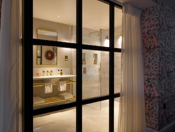 Mews Hot Tub Suite