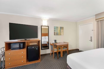 Standard Room, 1 King Bed, Non Smoking, Kitchenette