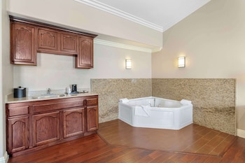 Suite, 1 King Bed, Non Smoking, Jetted Tub