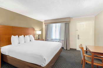Standard Room, 1 King Bed, Non Smoking, Kitchenette