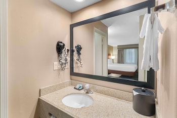 Standard Room, 1 King Bed, Non Smoking, Kitchenette
