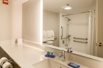 Standard Room, 1 Queen Bed (Communications)