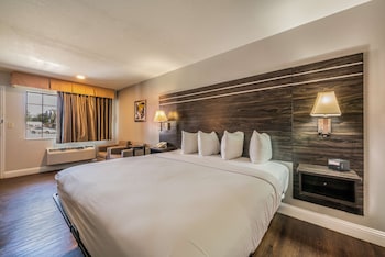 Standard Room, 1 King Bed, Non Smoking, Refrigerator & Microwave