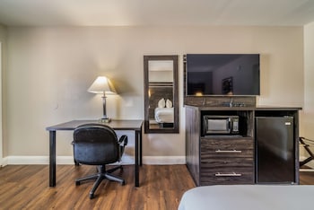 Standard Room, 1 Queen Bed, Non Smoking, Refrigerator & Microwave