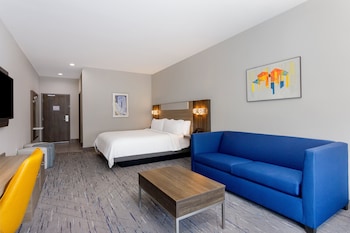 Suite, 1 King Bed, Roll-in Shower (Mobility Accessible)