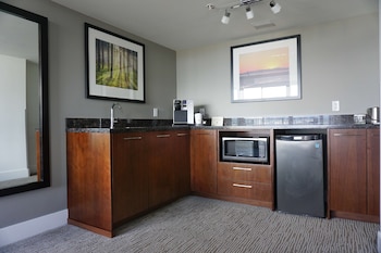 1 King 1 Bedroom Boardroom Suite - Water View