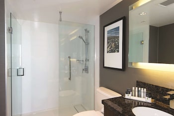 1 King 1 Bedroom Boardroom Suite - Water View