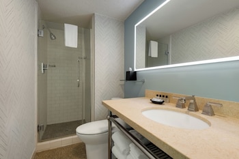 1 King Bed, 1-Bedroom, Master Suite, Riverfront, Non-Smoking