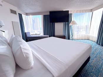 1 King Bed, 1-Bedroom, Master Suite, Riverfront, Non-Smoking