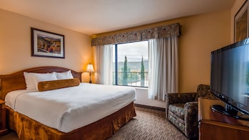 Suite, 1 King Bed, Refrigerator & Microwave, Lake View