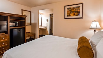 Standard Room, 1 King Bed, Non Smoking, Refrigerator & Microwave