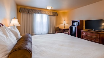 Standard Room, 1 King Bed, Non Smoking, Refrigerator & Microwave