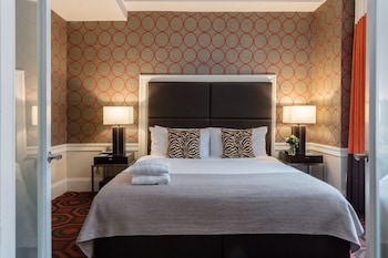 Suite, 1 King Bed with Sofa bed, Corner