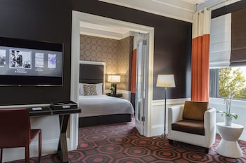 Suite, 1 King Bed with Sofa bed, Corner