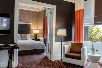 Suite, 1 King Bed with Sofa bed, Corner