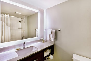 Standard Room, 2 Queen Beds, Roll-in Shower (Mobility)