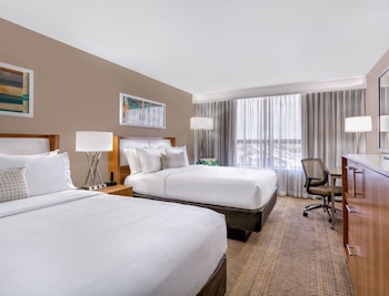 Standard Room, 2 Queen Beds, Roll-in Shower (Mobility)