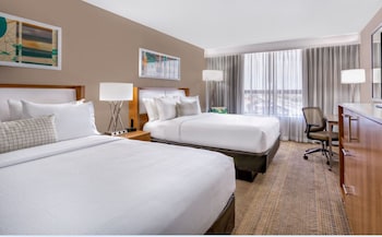 Standard Room, 2 Queen Beds, Roll-in Shower (Mobility)