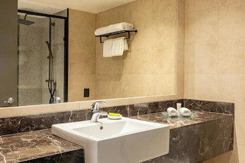 Deluxe Room, 1 King Bed, City View