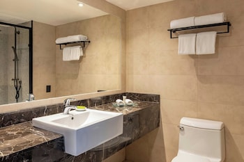 Deluxe Room, 1 King Bed, City View