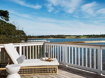 Hydrangea Water View King
