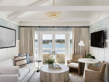 Hydrangea Water View King