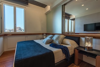 Deluxe Apartment, 1 Bedroom, Canal View (separate entrance with stair lift)