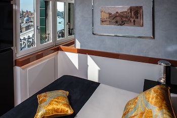 Deluxe Apartment, 1 Bedroom, Canal View (separate entrance with stair lift)