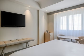 Standard Room, 1 Queen Bed
