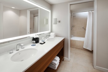 Deluxe Room, 1 King Bed, Garden View