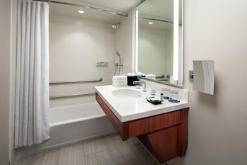 Deluxe Room, 1 King Bed, Garden View