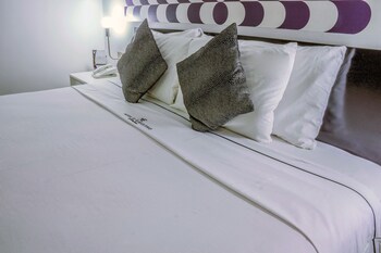 Basic Room, 1 King Bed