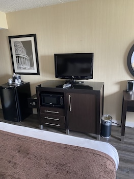 Room, 1 King Bed, Refrigerator