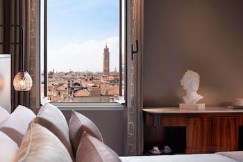 Junior Suite, 1 King Bed (City View)
