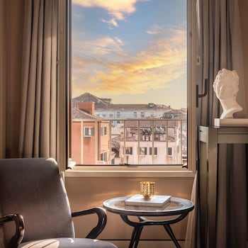 Junior Suite, 1 King Bed (City View)