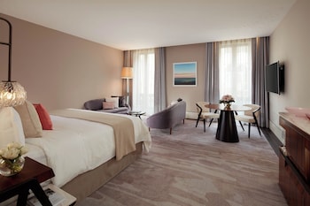 Junior Suite, 1 King Bed (City View)