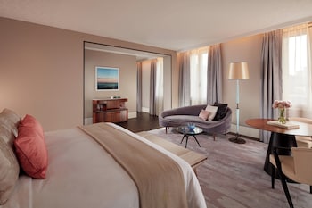 Junior Suite, 1 King Bed (City View)